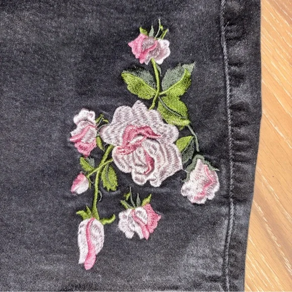 Guess Los Angeles Shorts with Floral Embroidery Size 31 - Picture 6 of 7